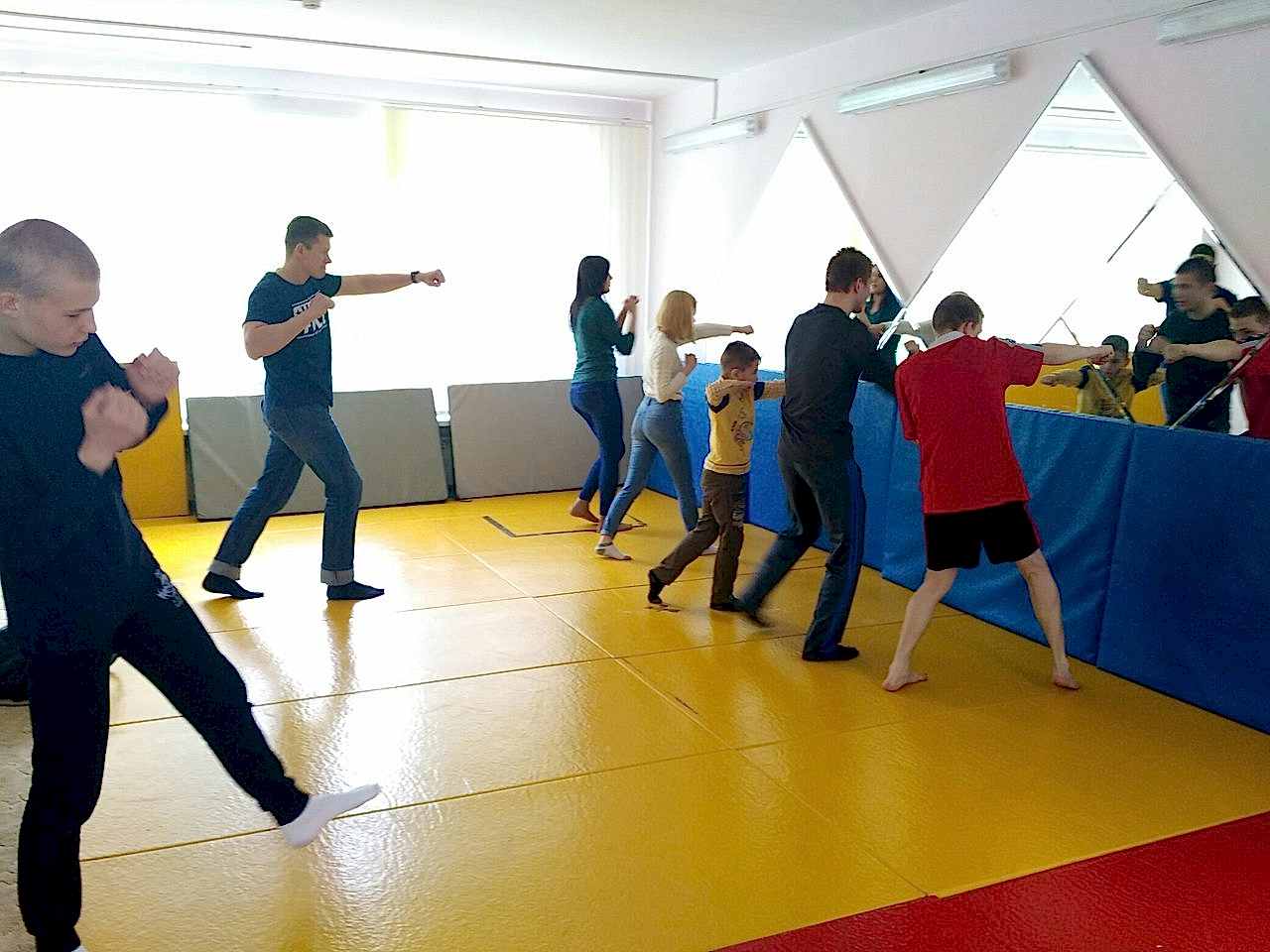 Тренировку по боксу в Центре содействия семейному воспитанию 