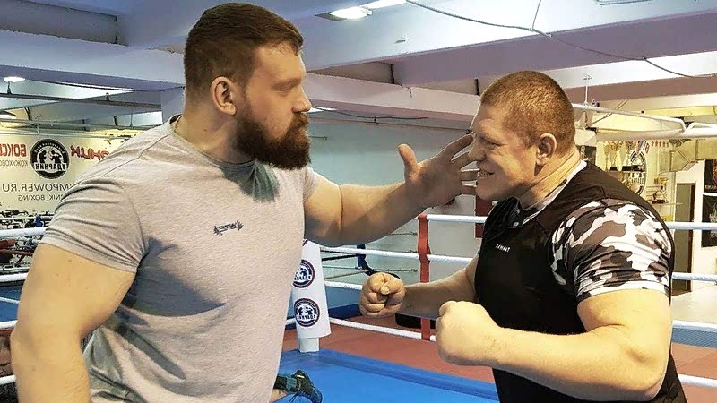 Соревнование в силе удара между Сарычевым, Новоселовым Климовым и боксером БК Ударник - Сергеем Аракеловым.