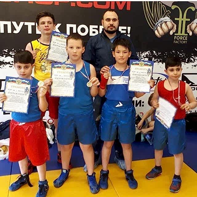 тренер по боксу БК Ударник - Максим Журавлев со своими подопечными